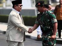Presiden Republik Indonesia, Prabowo Subianto, menghadiri acara halal bihalal bersama para purnawirawan TNI Angkatan Darat di Balai Kartini, Jakarta, Selasa (6/5/2025) sore.