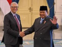 Presiden RI Prabowo Subianto mengumumkan bahwa Indonesia akan menjadi salah satu negara lokasi uji coba vaksin tuberkulosis (TBC) yang tengah dikembangkan oleh pendiri Microsoft sekaligus tokoh filantropi dunia, Bill Gates. Hal itu disampaikan usai pertemuan dengan Gates di Istana Merdeka, Jakarta, Rabu (7/5/2025).
