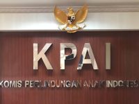 Komisi Perlindungan Anak Indonesia (KPAI) menyoroti pentingnya pemerintah mengakomodasi putusan Mahkamah Konstitusi (MK) terkait kewajiban pendidikan dasar gratis dalam revisi Undang-Undang Sistem Pendidikan Nasional (RUU Sisdiknas). Komisioner KPAI, Aris Adi Leksono, menegaskan bahwa substansi putusan tersebut perlu diatur secara eksplisit dalam beleid baru yang sedang disusun.