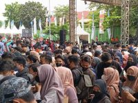 Wakil Menteri Ketenagakerjaan (Wamenaker), Immanuel Ebenezer, menanggapi situasi memprihatinkan pada pameran lowongan kerja (job fair) di Bekasi, Jawa Barat, yang dipadati ribuan pelamar hingga menyebabkan sejumlah peserta jatuh pingsan karena kelelahan.