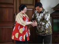 Ketua Umum PDI Perjuangan (PDIP) Megawati Soekarnoputri diduga memberikan sinyal ingin bertemu dengan Presiden RI Prabowo Subianto. Dugaan ini muncul setelah Megawati secara tiba-tiba menyinggung soal nasi goreng yang diketahui sebagai makanan favorit Prabowo dalam sebuah acara publik.