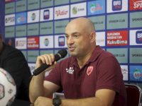 Pelatih PSM Makassar, Bernardo Tavares, menegaskan tak ragu memberikan kepercayaan kepada pemain muda dalam laga penting Liga 1. Hal itu dibuktikannya saat menurunkan Fahrul Aditia sebagai starter saat menghadapi Malut United di Stadion Gelora BJ Habibie, Parepare, Sabtu (10/5/2025).