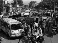 Tragedi Mei 1998 merupakan salah satu bab kelam dalam sejarah Indonesia yang tak boleh dilupakan. Peristiwa ini bukan hanya mencatat penggulingan rezim Orde Baru, tetapi juga meninggalkan luka mendalam bagi ribuan korban, terutama dari kalangan etnis Tionghoa, yang hingga kini masih menuntut keadilan.