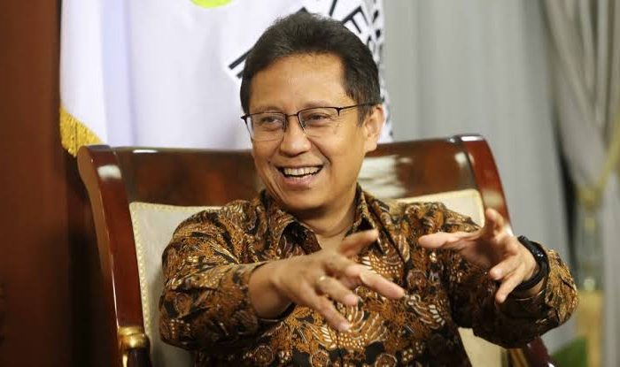 Menteri Kesehatan Budi Gunadi Sadikin mengingatkan masyarakat untuk lebih memperhatikan indikator-indikator dasar kesehatan yang kerap diabaikan, terutama lingkar pinggang, tekanan darah, kadar gula, dan kolesterol. Menurut Budi, kesadaran terhadap empat indikator tersebut sangat penting sebagai upaya pencegahan penyakit kronis yang berisiko menyebabkan kematian dini.