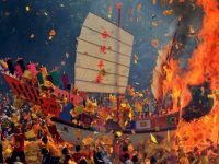 Di tengah keberagaman kepercayaan dan tradisi di Kota Makassar, terdapat satu bentuk penghormatan spiritual yang telah melekat kuat dalam kehidupan komunitas Tionghoa, yakni pemujaan terhadap Mak Co atau Mazu, Dewi Laut dalam kepercayaan Tionghoa tradisional.