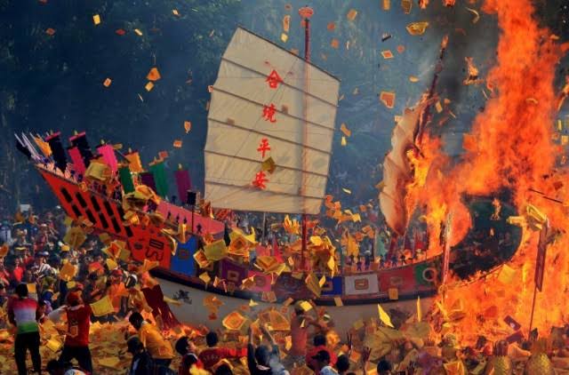 Di tengah keberagaman kepercayaan dan tradisi di Kota Makassar, terdapat satu bentuk penghormatan spiritual yang telah melekat kuat dalam kehidupan komunitas Tionghoa, yakni pemujaan terhadap Mak Co atau Mazu, Dewi Laut dalam kepercayaan Tionghoa tradisional.