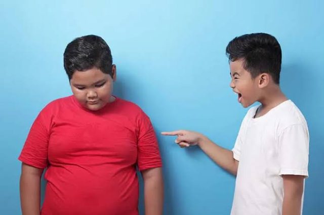Di era digital yang serba terbuka, media sosial telah menjelma menjadi ruang publik tak terbatas. Namun sayangnya, kebebasan berekspresi kerap disalahgunakan untuk menyampaikan hinaan terhadap fisik orang lain praktik yang dikenal sebagai body shaming.