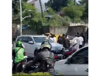 Situasi mencekam terjadi di kawasan Kemang Raya, Jakarta Selatan, Rabu pagi (30/4/2025) sekitar pukul 08.30 WIB, saat dua kelompok terlibat bentrok bersenjata.