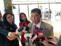 Ketua Komisi I DPR RI, Utut Adianto, menilai insiden ledakan amunisi kedaluwarsa yang menewaskan 13 orang di Garut, Jawa Barat, sebagai bentuk kecerobohan dalam pelaksanaan tugas militer. Ia menegaskan bahwa kejadian ini harus menjadi pelajaran penting agar tragedi serupa tidak terulang, terlebih karena melibatkan korban dari kalangan warga sipil.