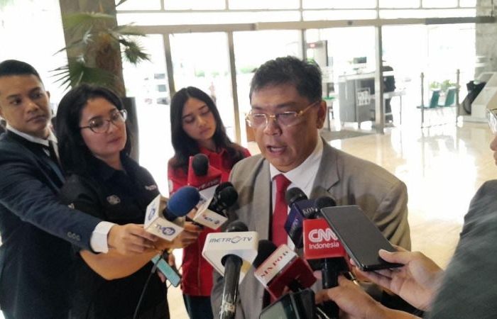 Ketua Komisi I DPR RI, Utut Adianto, menilai insiden ledakan amunisi kedaluwarsa yang menewaskan 13 orang di Garut, Jawa Barat, sebagai bentuk kecerobohan dalam pelaksanaan tugas militer. Ia menegaskan bahwa kejadian ini harus menjadi pelajaran penting agar tragedi serupa tidak terulang, terlebih karena melibatkan korban dari kalangan warga sipil.