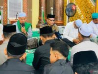 Ratusan santri dan ulama pesantren tradisional (teungku dayah) di Kabupaten Aceh Barat menggelar doa dan zikir bersama di Masjid Agung Baitul Makmur, Meulaboh, Senin (16/6/2025). Aksi spiritual ini sebagai bentuk dukungan moral terhadap Pemerintah Aceh yang tengah memperjuangkan empat pulau yang kini ditetapkan menjadi bagian dari Provinsi Sumatera Utara (Sumut).