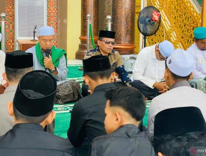 Ratusan santri dan ulama pesantren tradisional (teungku dayah) di Kabupaten Aceh Barat menggelar doa dan zikir bersama di Masjid Agung Baitul Makmur, Meulaboh, Senin (16/6/2025). Aksi spiritual ini sebagai bentuk dukungan moral terhadap Pemerintah Aceh yang tengah memperjuangkan empat pulau yang kini ditetapkan menjadi bagian dari Provinsi Sumatera Utara (Sumut).