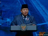 Presiden Republik Indonesia, Prabowo Subianto, kembali memberikan peringatan tegas kepada seluruh anggota kabinetnya agar menjalankan tugas dengan penuh dedikasi dan loyalitas terhadap rakyat. Ia menekankan bahwa pemerintahan yang dipimpinnya membutuhkan menteri-menteri yang mampu bekerja cepat dan tuntas demi kemajuan bangsa.