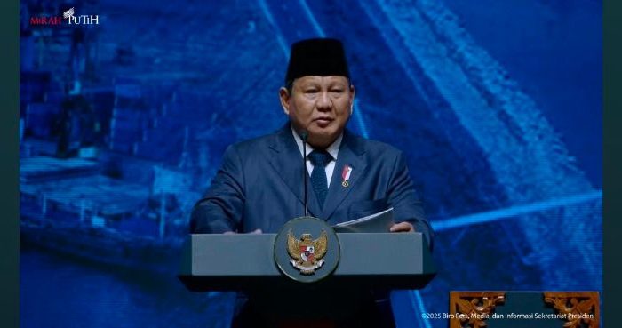 Presiden Republik Indonesia, Prabowo Subianto, kembali memberikan peringatan tegas kepada seluruh anggota kabinetnya agar menjalankan tugas dengan penuh dedikasi dan loyalitas terhadap rakyat. Ia menekankan bahwa pemerintahan yang dipimpinnya membutuhkan menteri-menteri yang mampu bekerja cepat dan tuntas demi kemajuan bangsa.