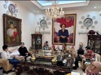 Ketua Harian Partai Gerindra, Sufmi Dasco Ahmad, mengungkapkan bahwa dirinya bertemu dengan Presiden ke-5 Republik Indonesia Megawati Soekarnoputri atas penugasan langsung dari Presiden Prabowo Subianto. Pertemuan itu disebut membawa misi khusus yang tidak dapat dibuka ke publik.