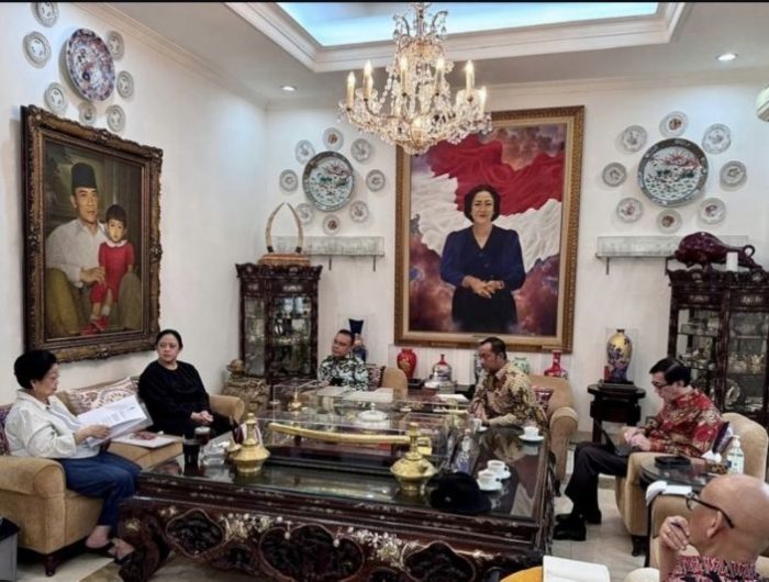 Ketua Harian Partai Gerindra, Sufmi Dasco Ahmad, mengungkapkan bahwa dirinya bertemu dengan Presiden ke-5 Republik Indonesia Megawati Soekarnoputri atas penugasan langsung dari Presiden Prabowo Subianto. Pertemuan itu disebut membawa misi khusus yang tidak dapat dibuka ke publik.