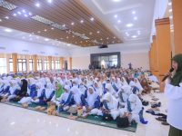 Badan Kontak Majelis Taklim (BKMT) Kabupaten Pangkep menggelar kegiatan zikir dan doa bersama di Ruang Pola Kantor Sekretariat Daerah Pangkep, Kamis 19 Juni 2025.