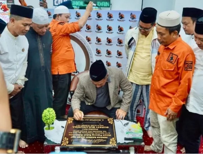 Bupati Bulukumba, Andi Muchtar Ali Yusuf, meresmikan Masjid Pejuang Subuh