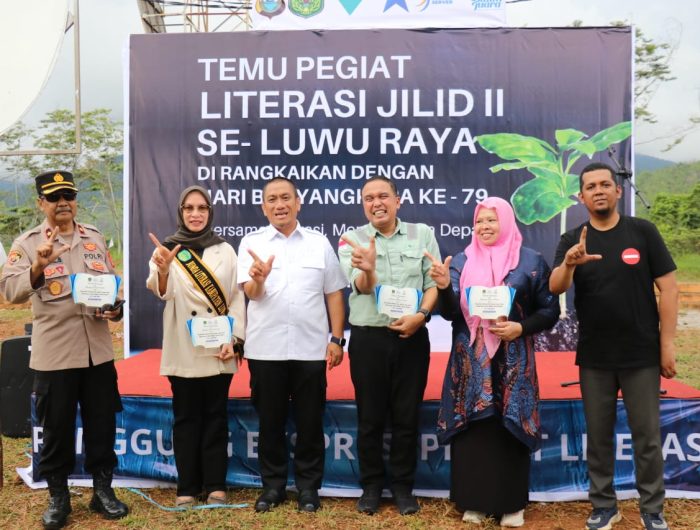 Bupati Luwu Timur, H. Irwan Bachri Syam didampingi Bunda Literasi Lutim, dr. Ani Nurbani Irwan membuka kegiatan Temu Pegiat Literasi Jilid II se-Luwu Raya, di Landmark Luwu Timur, Jumat 20 Juni 2025.