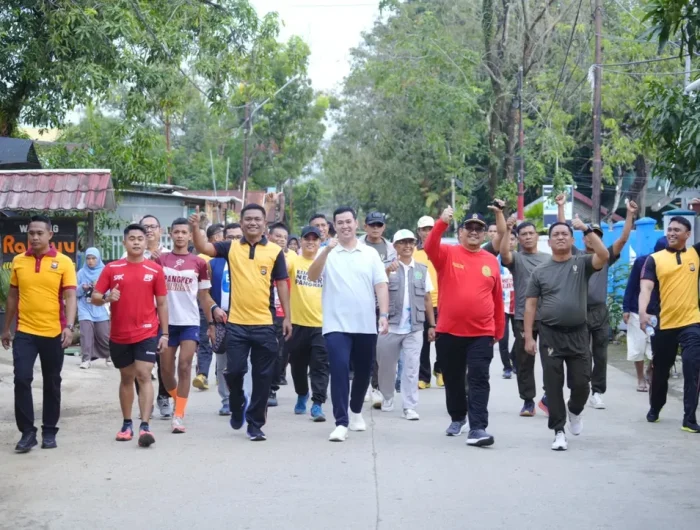 Bupati Pangkep, Muhammad Yusran Lalogau (MYL) hadir dan membuka secara resmi kegiatan jalan santai dalam rangka memperingati Hari Bhayangkara ke-79