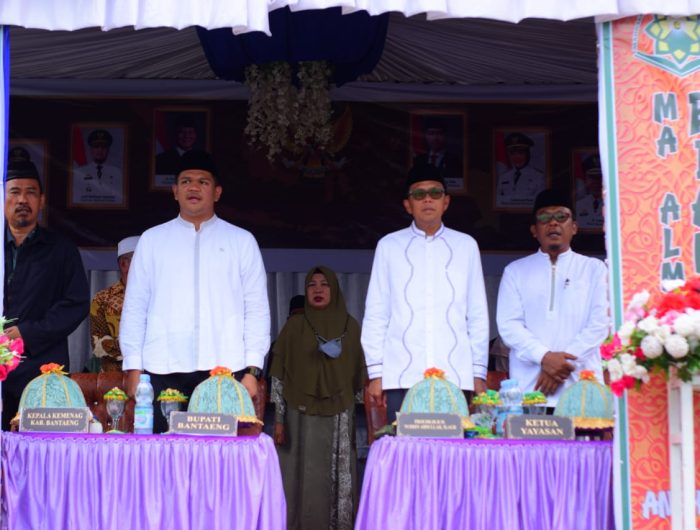 Bupati Bantaeng, M. Fathul Fauzy Nurdin memghadiri Penamatan Madrasah Tsanawiyah Al-Mansur dan Madrasah Aliyah Al Mansur Biangloe Tahun Ajaran 2024/2025.