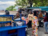 Ketua Tim Penggerak PKK Bulukumba, Andi Herfida Muchtar saat Edukasi Pedagang dan Tertibkan Parkir di Tanjung Bira. (Foto Dok.Humas)