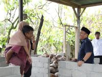 Suami Setia Gendong Istri ke Kantor, Kini Istrinya Lulus PPPK