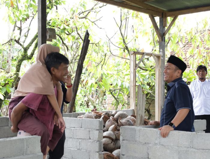 Suami Setia Gendong Istri ke Kantor, Kini Istrinya Lulus PPPK