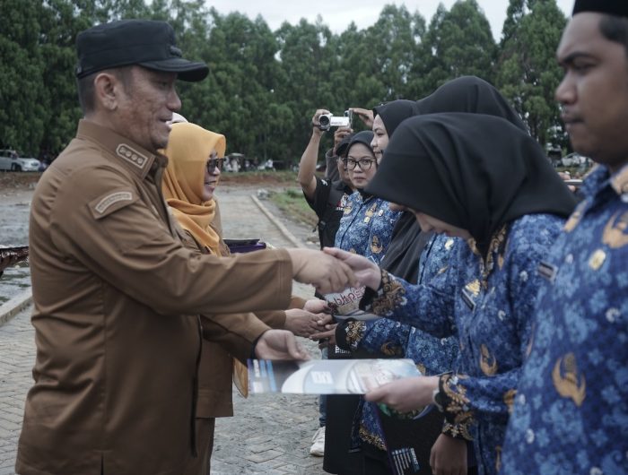 Sebanyak 2.283 Calon Aparatur Sipil Negara (CASN) resmi menerima Surat Keputusan (SK) Pengangkatan dari Bupati Luwu Timur, H. Irwan Bachri Syam