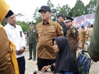 Bupati Luwu Timur Beri Bantuan Kursi Roda untuk ASN Difabel yang Menginspirasi
