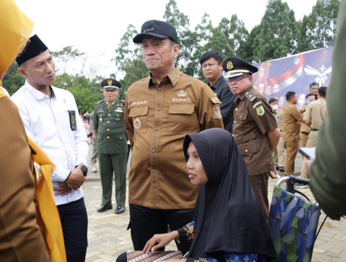 Bupati Luwu Timur Beri Bantuan Kursi Roda untuk ASN Difabel yang Menginspirasi