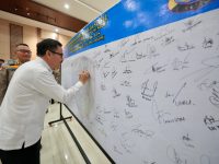 Sekretaris Daerah Provinsi Sulawesi Selatan, Jufri Rahman, tampil sebagai narasumber dalam kegiatan Focus Group Discussion (FGD) bertajuk “Peningkatan Pelayanan Publik Polda Sulsel Tahun 2025” yang digelar di Aula Mappaodang, Mapolda Sulsel, Rabu, 4 Juni 2025.