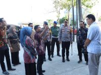 Menjelang Hari Raya Idul Adha, Wali Kota Parepare Tasming Hamid bersama Wakil Wali Kota Hermanto turun langsung memantau kondisi harga kebutuhan pokok di Pasar Semi Modern Lakessi, Rabu (5/6/2025).