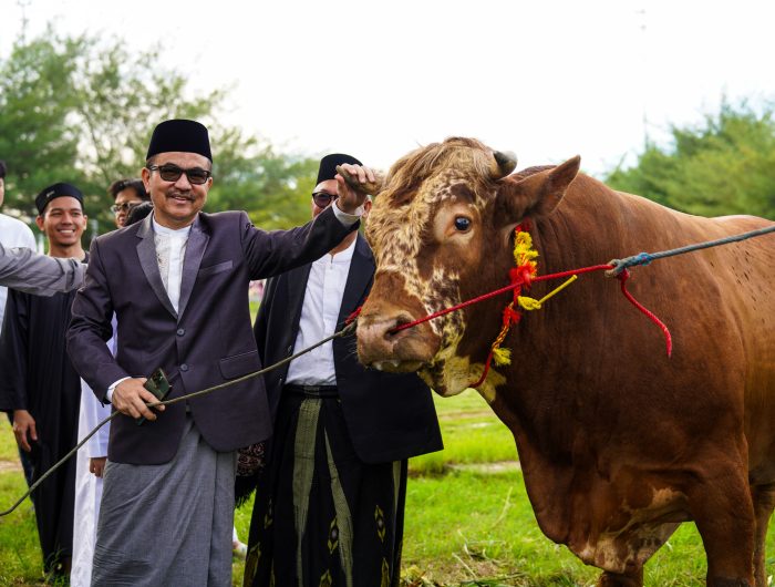 Sekretaris Daerah Provinsi Sulawesi Selatan, Jufri Rahman, bersama keluarga melaksanakan Salat Idul Adha 1446 Hijriah/2025 Masehi di pelataran Masjid Kubah 99 Asmaul Husna, kawasan Centre Point of Indonesia (CPI) Makassar, Jumat (6/6/2025) atau bertepatan dengan 10 Dzulhijjah 1446 H.