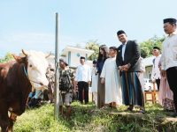 Bupati Bantaeng, M. Fathul Fauzy Nurdin bersama masyarakat melaksanakan Salat Idul Adha 1446 Hijriah, di Lapangan Seruni, Jumat, 6 Juni 2025.