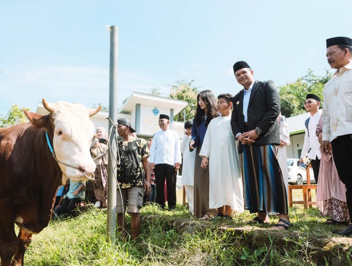 Bupati Bantaeng, M. Fathul Fauzy Nurdin bersama masyarakat melaksanakan Salat Idul Adha 1446 Hijriah, di Lapangan Seruni, Jumat, 6 Juni 2025.