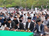 Anggota Komisi II Dewan Perwakilan Rakyat Republik Indonesia (DPR RI) Fraksi Golkar, Taufan Pawe, menunaikan Salat Idul Adha di Lapangan Kampus Universitas Muhammadiyah Parepare (Umpar) pada Jumat, 6 Juni 2025 pagi.