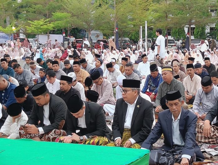 Anggota Komisi II Dewan Perwakilan Rakyat Republik Indonesia (DPR RI) Fraksi Golkar, Taufan Pawe, menunaikan Salat Idul Adha di Lapangan Kampus Universitas Muhammadiyah Parepare (Umpar) pada Jumat, 6 Juni 2025 pagi.