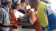 Di tengah tugas pengawalan dari Bantaeng menuju Makassar, dua anggota Satuan Patroli Jalan Raya (Sat PJR) Polda Sulsel menunjukkan aksi kemanusiaan saat menemukan jenazah korban kecelakaan lalu lintas di Jalan Poros Karamaka, Kabupaten Jeneponto, Sulawesi Selatan, Jumat, 6 Juni 2025.