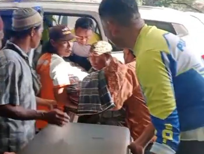Di tengah tugas pengawalan dari Bantaeng menuju Makassar, dua anggota Satuan Patroli Jalan Raya (Sat PJR) Polda Sulsel menunjukkan aksi kemanusiaan saat menemukan jenazah korban kecelakaan lalu lintas di Jalan Poros Karamaka, Kabupaten Jeneponto, Sulawesi Selatan, Jumat, 6 Juni 2025.