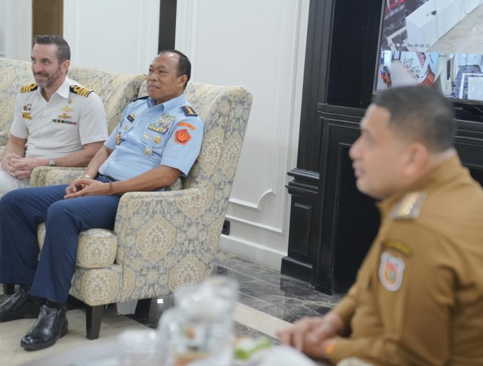 Dalam rangka mempererat hubungan antarnegara melalui pengenalan budaya lokal, Sekolah Staf dan Komando TNI Angkatan Laut (Seskoal) menggelar kegiatan penerimaan Perwira Siswa (Pasis) negara sahabat Dikreg LIII Sekso 2025 di Makassar.