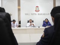 Wali Kota Makassar, Munafri Arifuddin, menerima audiensi dari pengurus Karang Taruna Kota Makassar di Kantor Balai Kota, Rabu (11/6/2025).