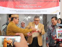 Penyerahan Sertifikat Tanah Wakaf kepada Pesantren Subdatul Asrar turut dihadiri dan diserahkan langsung Anggota Komisi II Dewan Perwakilan Rakyat Republik Indonesia (DPR RI), Taufan Pawe, yang digelar di Pesantren Subdatul Asrar, pada Rabu 11 Juni 2025.