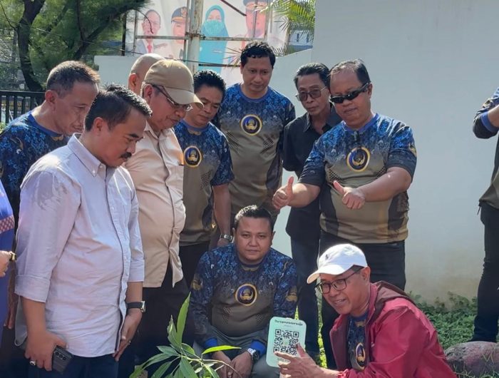Pemerintah Provinsi Sulawesi Selatan melalui Dinas Perpustakaan dan Kearsipan menggelar aksi penanaman pohon secara serentak, Rabu, 11 Juni 2025, melibatkan seluruh ASN dan Non-ASN di lingkungan dinas.