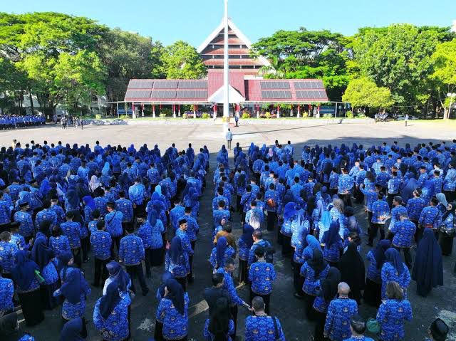 Pemerintah Provinsi (Pemprov) Sulawesi Selatan mulai 1 Juni 2025 merumahkan sebanyak 2.017 tenaga honorer di seluruh perangkat daerah. Kebijakan ini diambil sebagai langkah pelaksanaan amanat pemerintah pusat terkait penataan ulang status kepegawaian di lingkungan instansi pemerintah.