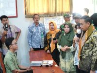 Wakil Wali Kota Parepare, Hermanto, meninjau langsung pelaksanaan perdana Program Makan Bergizi Gratis (MBG) yang digelar di tiga sekolah, yakni MAN 2, SDN 35, dan SMP 3 Parepare, Kamis (12/6/2025). Program yang merupakan kebijakan dari pemerintah pusat ini menyasar 2.245 siswa di kota tersebut.