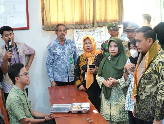 Wakil Wali Kota Parepare, Hermanto, meninjau langsung pelaksanaan perdana Program Makan Bergizi Gratis (MBG) yang digelar di tiga sekolah, yakni MAN 2, SDN 35, dan SMP 3 Parepare, Kamis (12/6/2025). Program yang merupakan kebijakan dari pemerintah pusat ini menyasar 2.245 siswa di kota tersebut.
