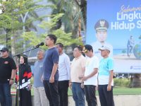 Wali Kota Parepare, Tasming Hamid, memimpin apel pagi yang dirangkaikan dengan kerja bakti bersih-bersih kawasan PantaiKu, terletak di samping Masjid Terapung BJ Habibie, Jalan Mattirotasi, Jumat pagi (13/6/2025). Kegiatan ini sekaligus memperingati Hari Lingkungan Hidup Sedunia 2025.