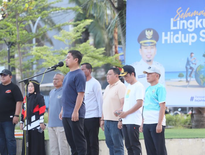 Wali Kota Parepare, Tasming Hamid, memimpin apel pagi yang dirangkaikan dengan kerja bakti bersih-bersih kawasan PantaiKu, terletak di samping Masjid Terapung BJ Habibie, Jalan Mattirotasi, Jumat pagi (13/6/2025). Kegiatan ini sekaligus memperingati Hari Lingkungan Hidup Sedunia 2025.