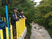 Mengantisipasi datangnya musim hujan, Camat Bantaeng, Andi Andrie Pawiloi, S.A.N., yang akrab disapa Kr. Tompo, intens turun langsung ke lapangan guna memantau sejumlah titik rawan banjir di wilayah Kecamatan Bantaeng, Kabupaten Bantaeng.